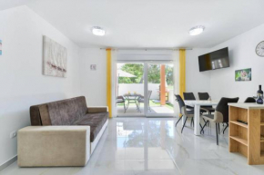 Luxurious two bedroom villa with jacuzzy- casA2